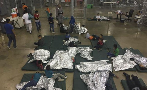 Niños migrantes en un centro de detención en Estados Unidos Niños migrantes son drogados en centros de detención en Estados Unidos